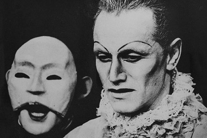 Production still from "The Fall of the House of Usher". L-R: Steven Berkoff as Roderick Usher. Photographer: Roger Morton