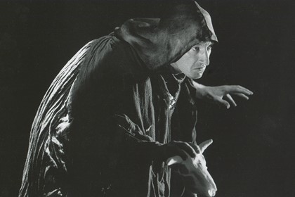 Production still for "The Chronicle of Macbeth". David Roberts as Witch 1. Photographer: Reimund Zunde