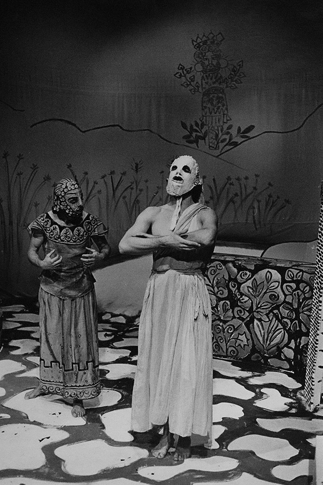 Production still for "The Bacchae". L-R: Robert Bell as Pentheus, Warwick Comber as Dionysus. Photographer: Jeff Busby