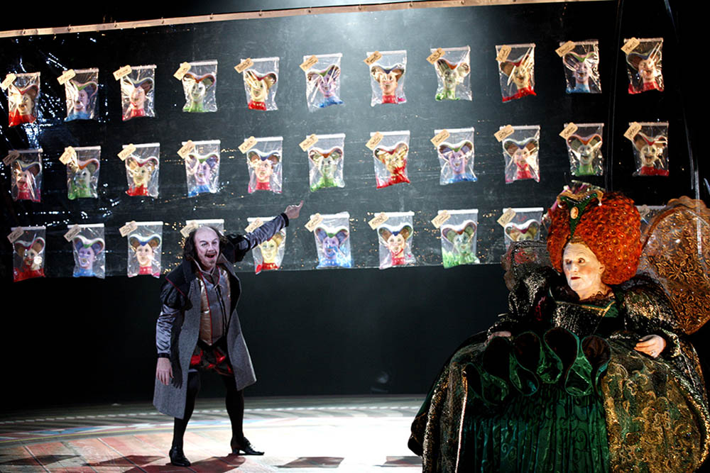 Production still for "Elizabeth, Almost by Chance a Woman". L-R: Bille Brown as Shakespeare, Julie Forsyth as Elizabeth. Photographer: Jeff Busby 